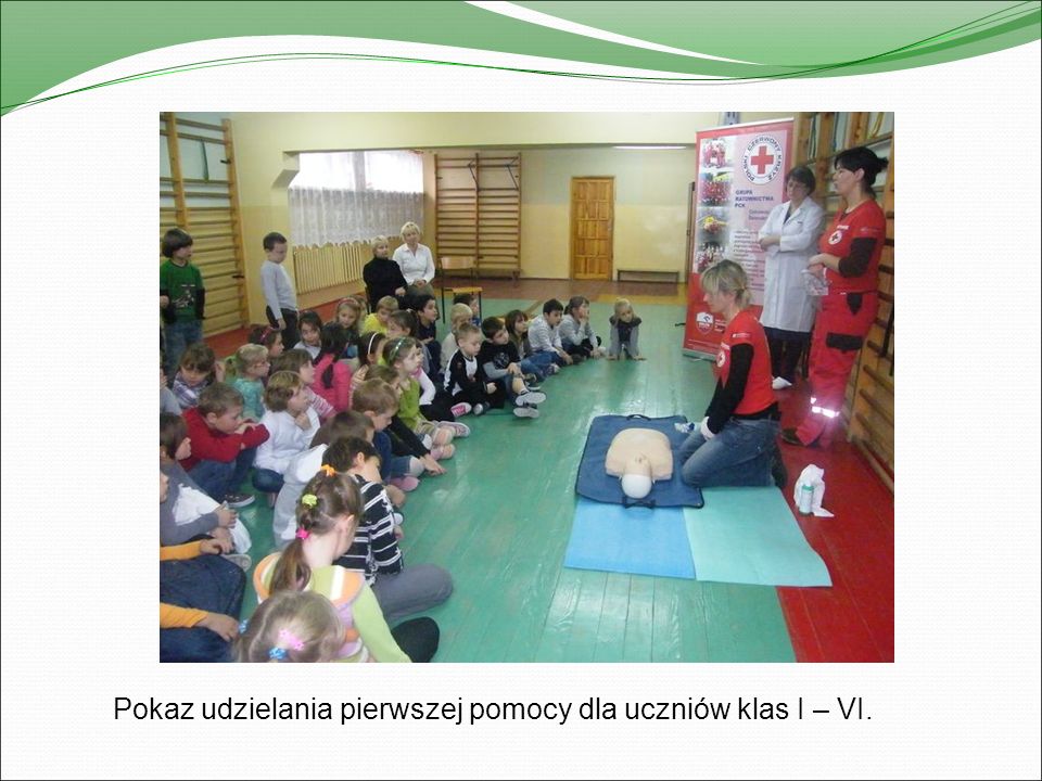 Pokaz udzielania pierwszej pomocy dla uczniów klas I – VI.