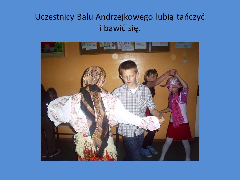 Uczestnicy Balu Andrzejkowego lubią tańczyć i bawić się.