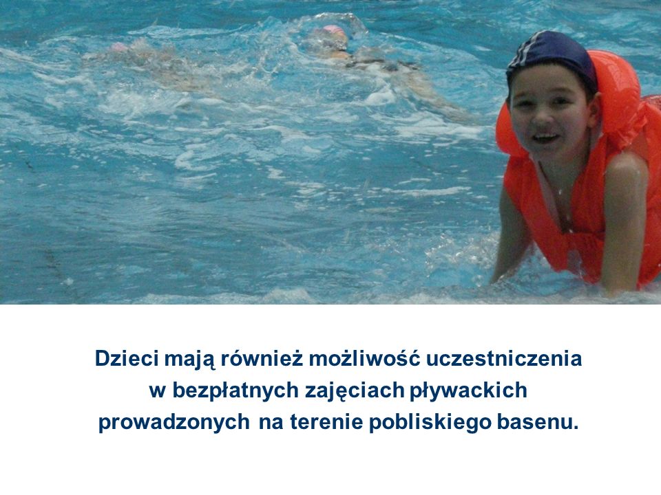 Dzieci mają również możliwość uczestniczenia w bezpłatnych zajęciach pływackich prowadzonych na terenie pobliskiego basenu.
