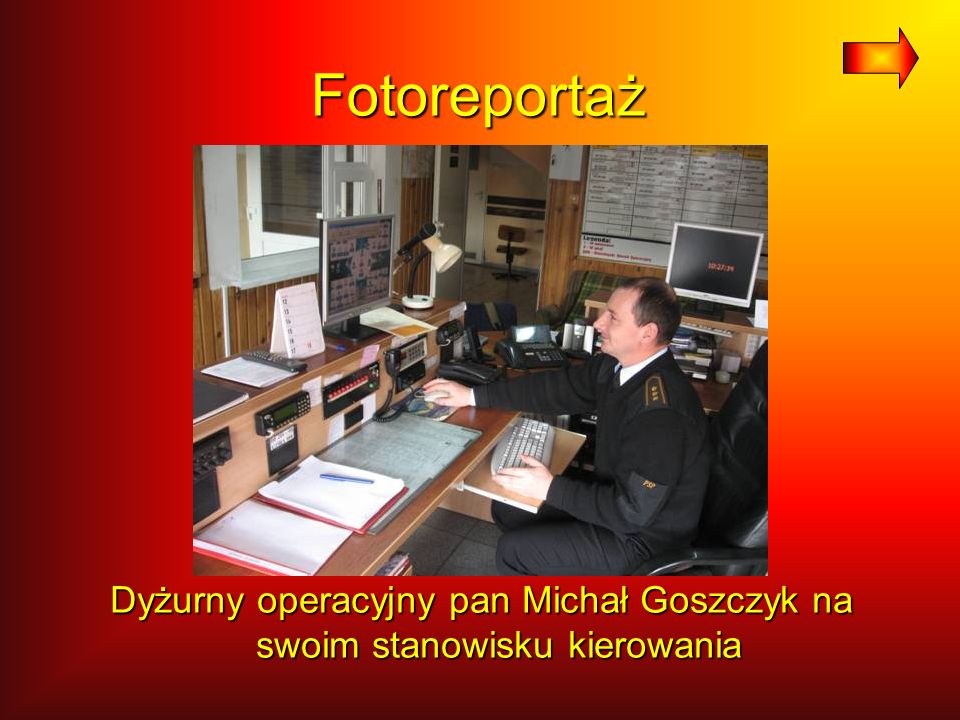 Fotoreportaż Dyżurny operacyjny pan Michał Goszczyk na swoim stanowisku kierowania