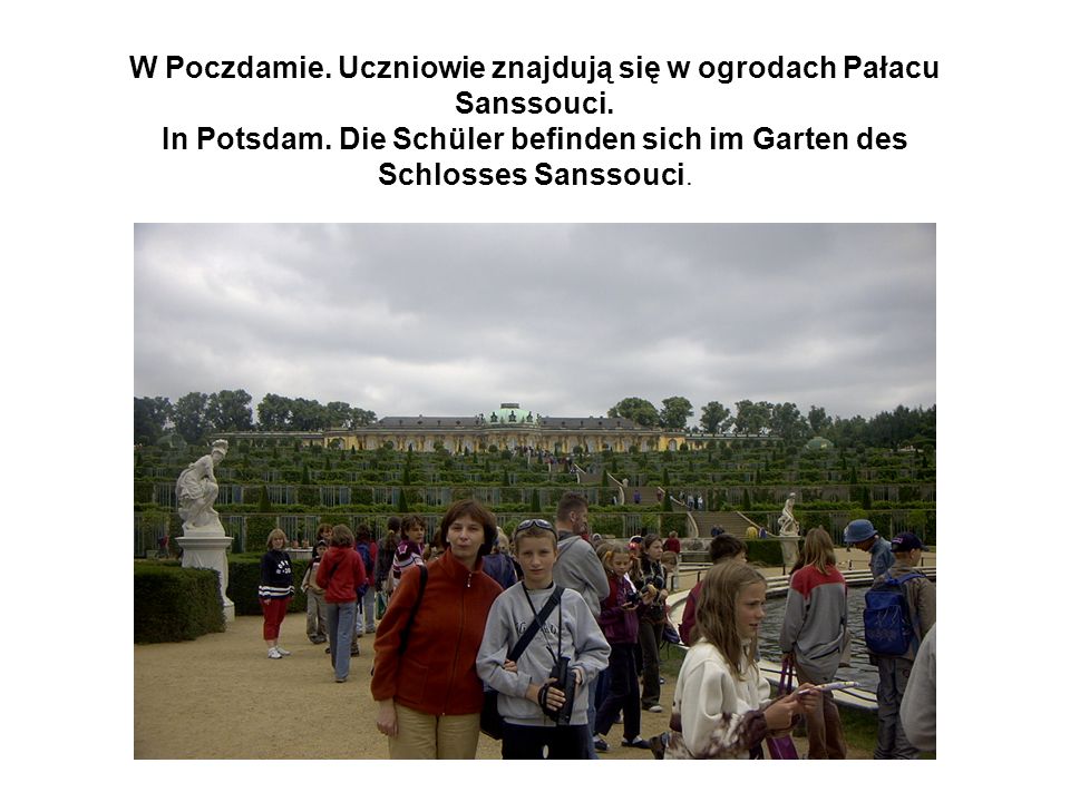 W Poczdamie. Uczniowie znajdują się w ogrodach Pałacu Sanssouci.