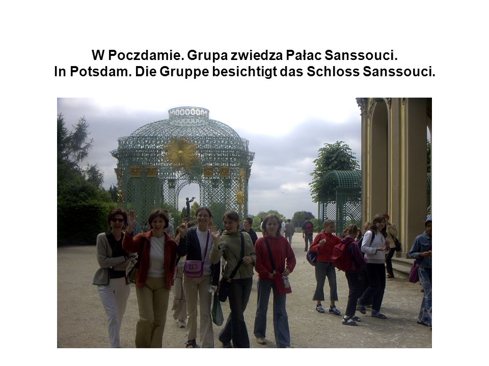 W Poczdamie. Grupa zwiedza Pałac Sanssouci. In Potsdam.