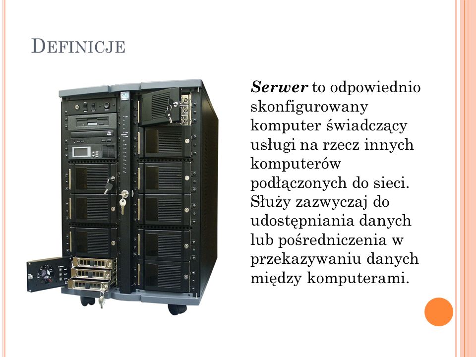 D EFINICJE Serwer to odpowiednio skonfigurowany komputer świadczący usługi na rzecz innych komputerów podłączonych do sieci.