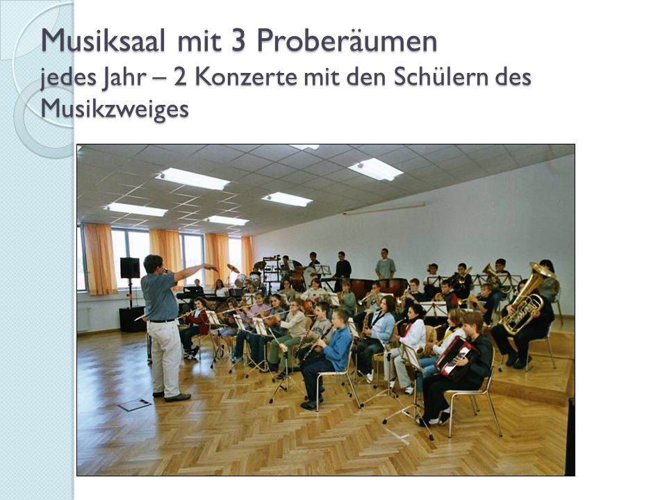 Musiksaal mit 3 Proberäumen jedes Jahr – 2 Konzerte mit den Schülern des Musikzweiges