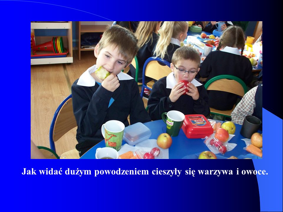 Uczniowie z zapałem przystąpili do konsumpcji smakołyków, które zachęcająco prezentowały się na przygotowanych tacach.