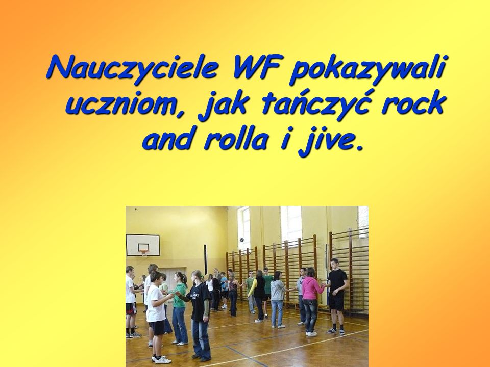 Nauczyciele WF pokazywali uczniom, jak tańczyć rock and rolla i jive.